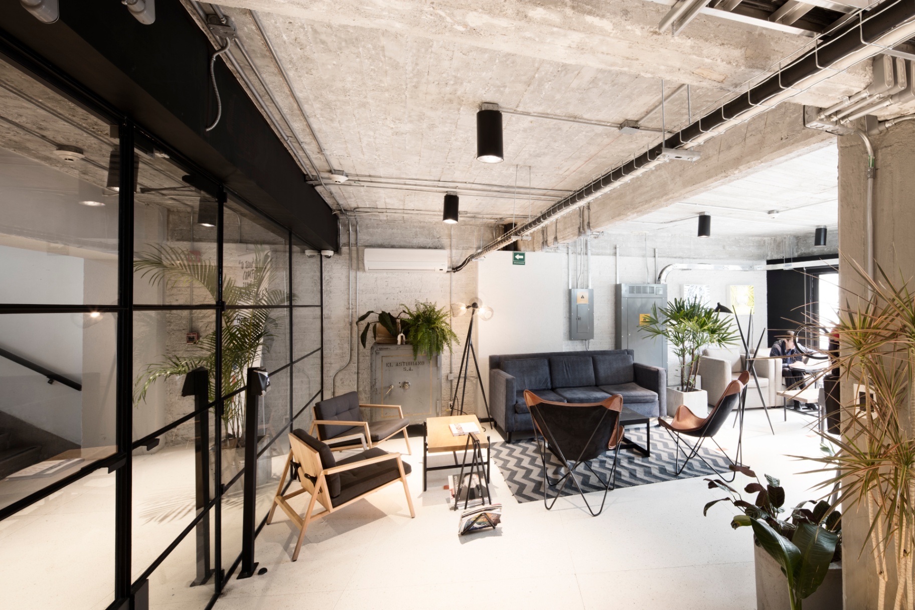 Lounge con caja fuerte histórica del edificio