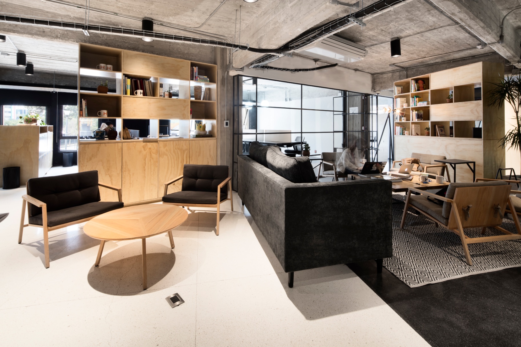Sala común entre oficinas privadas