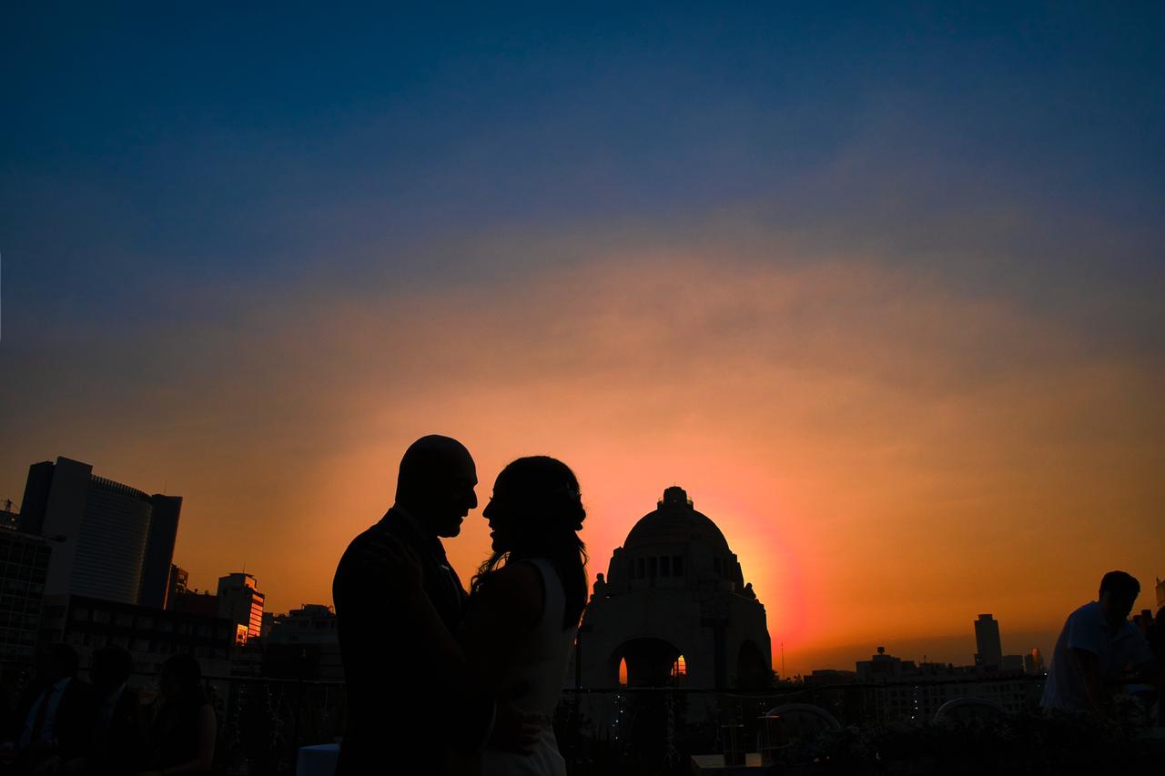 Silueta al atardecer frente al Monumento