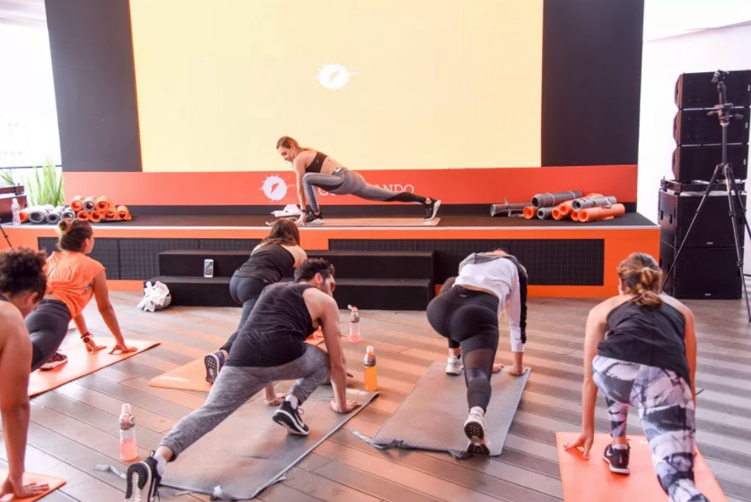Clase de fitness en el auditorio