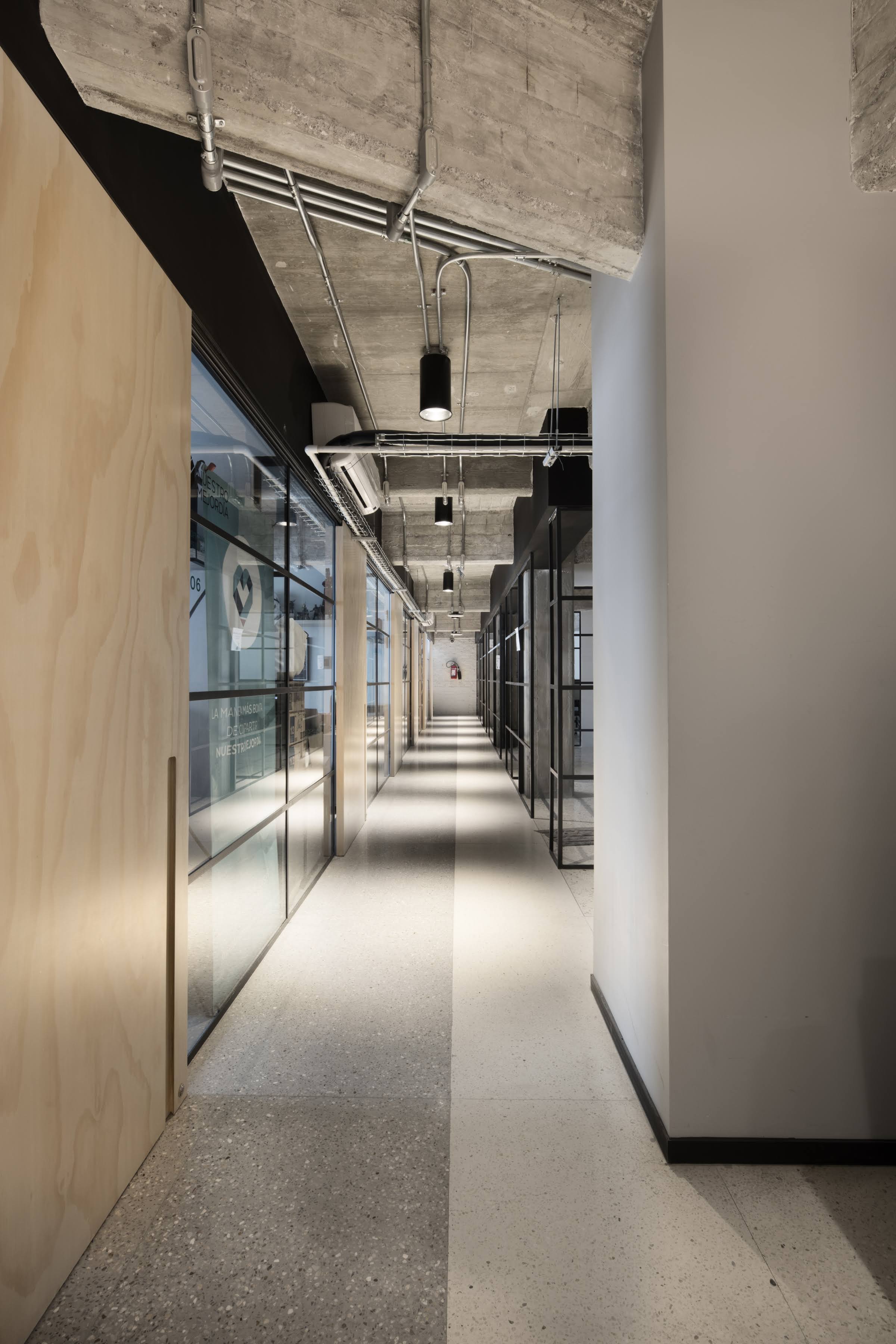 Pasillo del edificio con oficinas privadas
