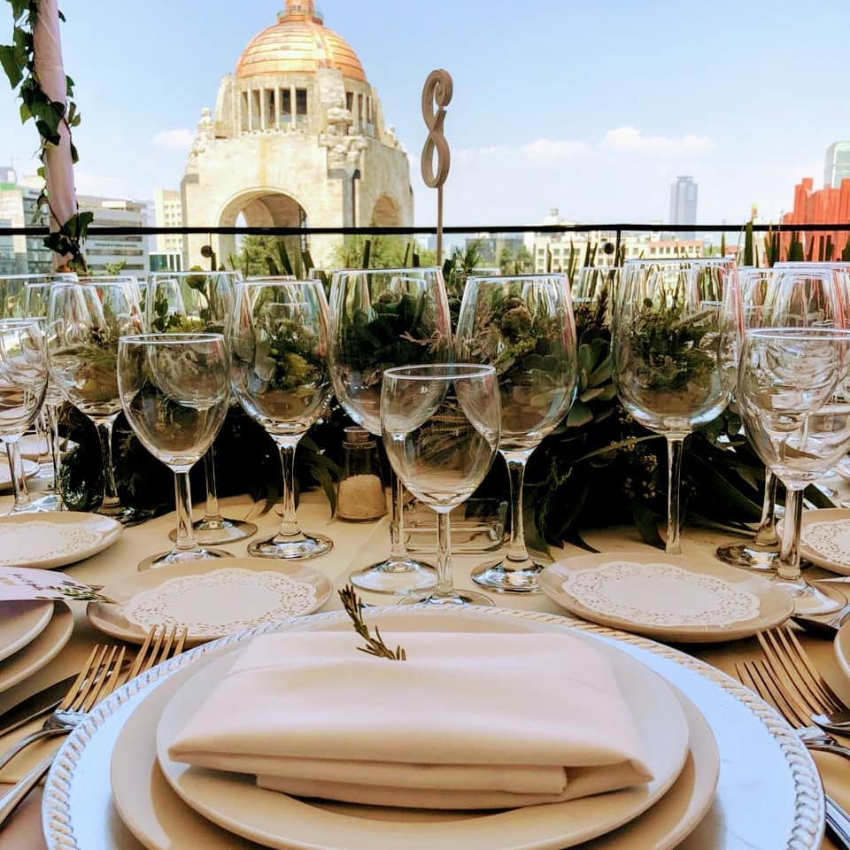 Mesa montada en terraza con vista al Monumento a la Revolución