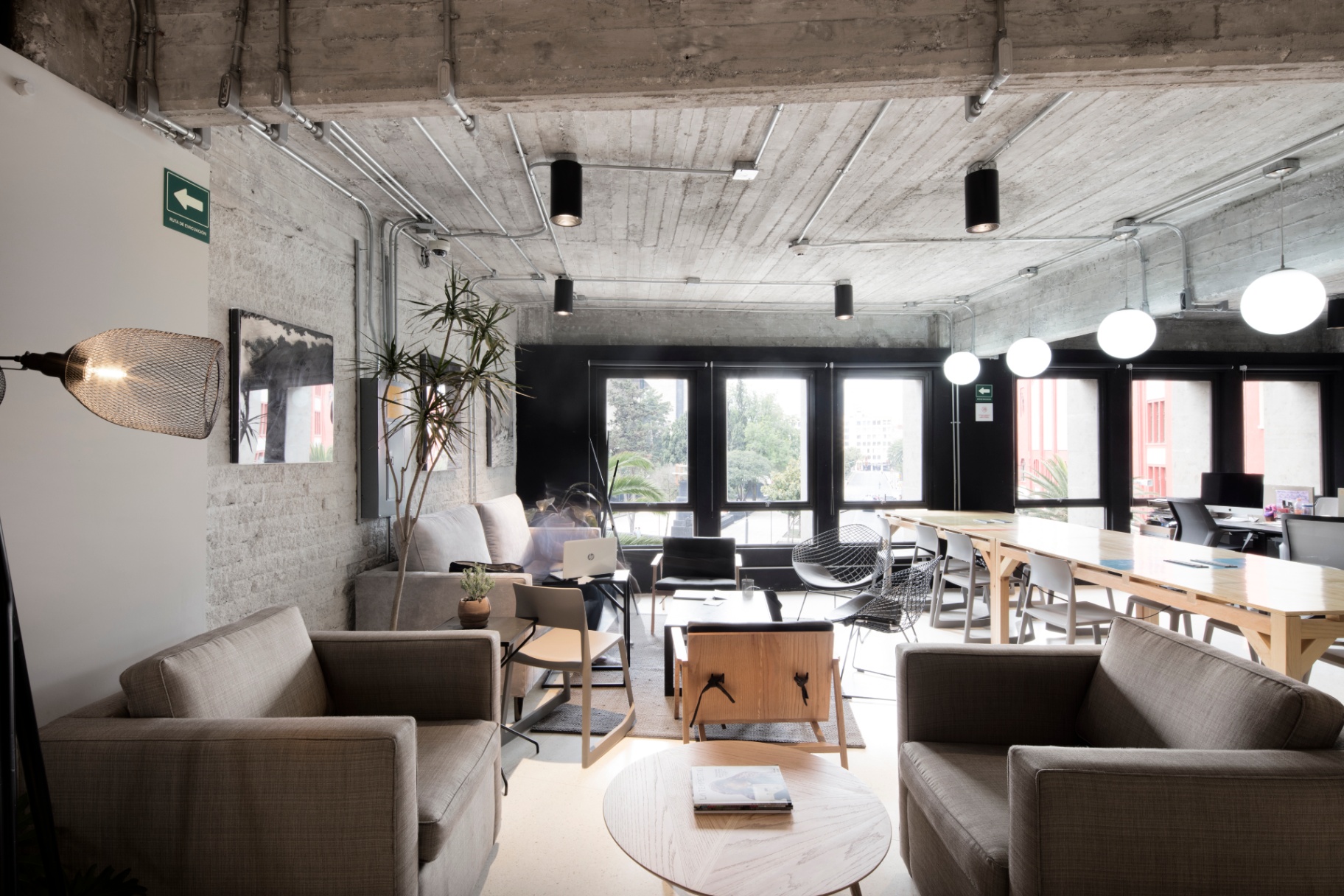 Sala de estar con mesas largas de trabajo
